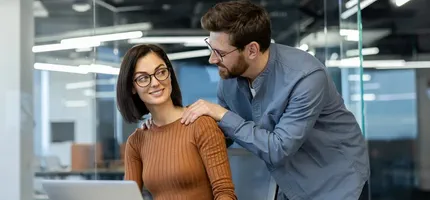 Collègue amoureux signes : comment les reconnaître
