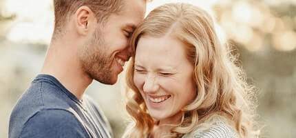 Comment parler à une fille chatter avec des filles pendant les rencontres en ligne