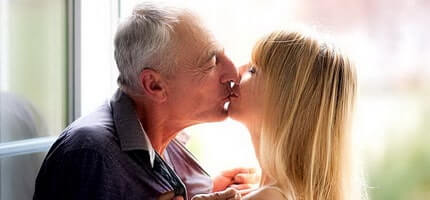 Sortir avec une fille plus jeune: Tout ce que vous devez savoir