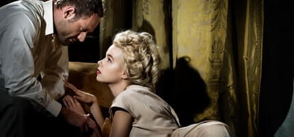 Comment savoir si elle me drague? Les signes à surveiller