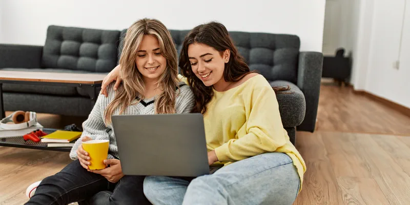 Online dating with American women live chat and video calls