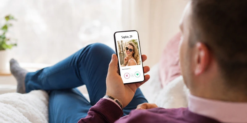 Scrolling a dating app after a breakup — rebound relationships and online dating