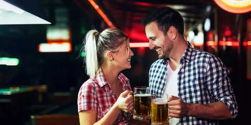 Chicago coffee shops, comedy venues, and lakefront areas for meeting women