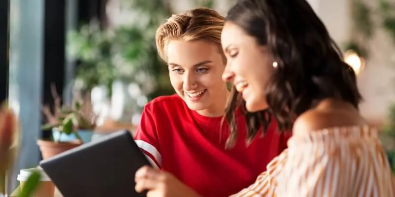 How to start chatting with women online