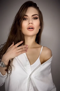 Dating a romanian woman maria-teodora from bucharest with Dark Brown hair 24 years old