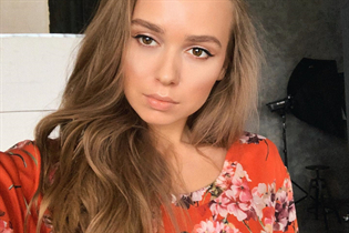 Mujer perfecta maria de haarlem con pelo Marrón claro y edad 28 photo-15