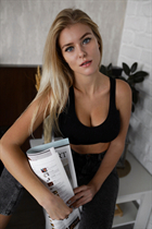 winnipeg bride adelina with Blonde hair age 27 photo-4