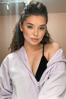 Deslumbrante mujer ucraniana julia de kiev con pelo Marrón oscuro y edad 26