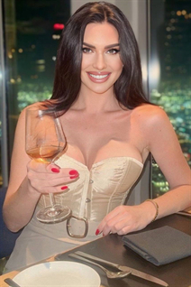 Mariée de los angeles oleksandra avec Brunette cheveux, âge 31
