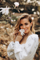 milan mariée natalia avec Blond cheveux, âge 43 photo-1