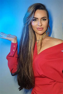 Dating a ukrainian woman olena from london with Dark Brown hair age 44
