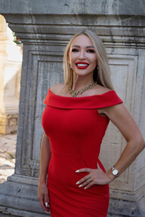 Chica de antalia yulia con pelo Rubio y edad 49