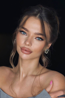 Belle femme ukrainienne diana de krivoy rog avec Chatain clairs cheveux, âge 22