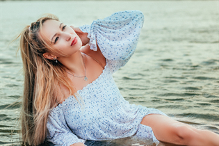 Jolie fille lyudmila de warsaw avec Chatain clairs cheveux, âge 43 photo-19