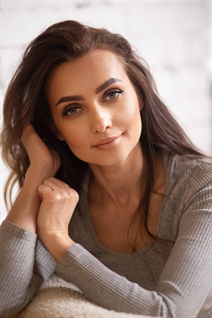 Mujeres eslavas elena de dnepr con pelo Marrón oscuro y edad 42