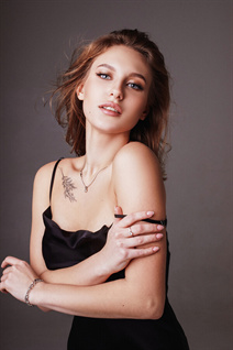 Hermosa mujer ucraniana olga de zaporozhye con pelo Marrón claro y edad 22 photo-1