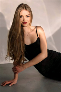 Hermosa chica ucraniana diana de cherkassy con pelo Marrón claro y edad 19