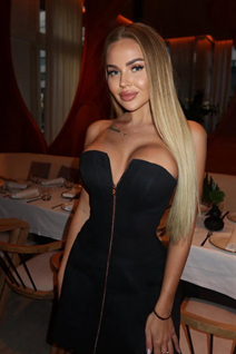 Dame ukrainienne yelyzaveta de kiev avec Blond cheveux, âge 25