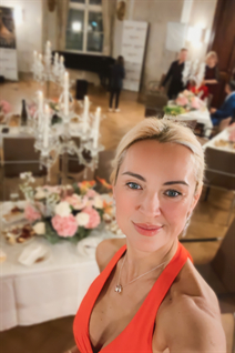 Chica ucraniana para matrimonio tatyana de kharkiv con pelo Rubio y edad 49