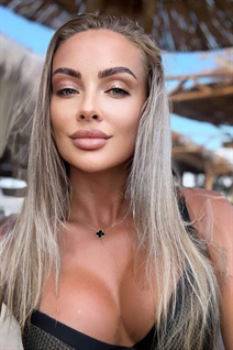 Hermosa mujer ucraniana vlada de kiev con pelo Rubio y edad 39
