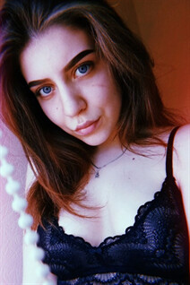 Ukrainain women alina from mariupol with Light Brown hair age 19