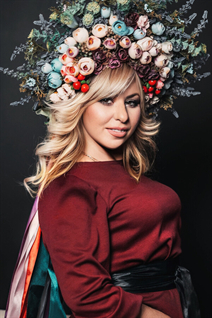 Chica ucraniana bonita lyudmila de nikolaev con pelo Rubio y edad 47
