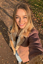 almere bride veronica with Blonde hair age 31 photo-10