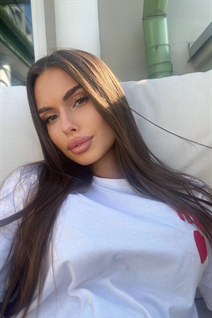 Salir con ucraniana yevheniia de kyiv con pelo Marrón oscuro y edad 26