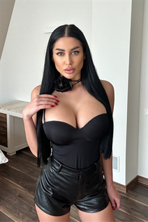 Jolie fille ukrainienne maryna de kiev avec Noirs cheveux, âge 35