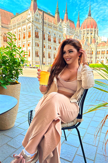 Jolie fille daniela de naples avec Chatain clairs cheveux, âge 24