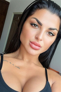 Superbe femme ukrainienne olga de kiev avec Noirs cheveux, âge 33