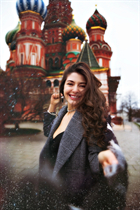 Dating a german woman alia from berlin with Light Brown hair 25 years old photo-6