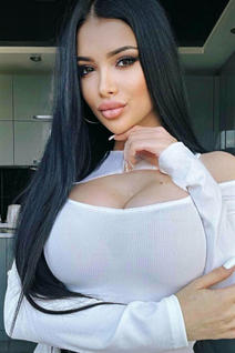 Una mujer rusa bonita svetlana de bali con pelo Marrón oscuro y edad 30