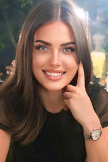 Novia alemana anna de poltava con pelo Marrón oscuro y 34 años