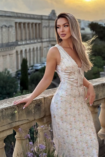 pristina mariée andrijana avec Chatain clairs cheveux, âge 31