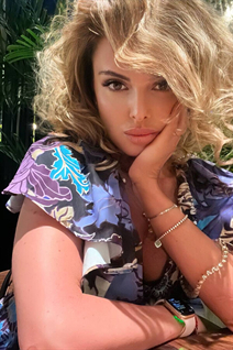 Novia de baku emilia con pelo Marrón oscuro y edad 44