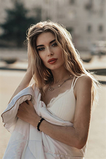 Saliendo con chica ucraniana anastasia de london con pelo Marrón claro y edad 24
