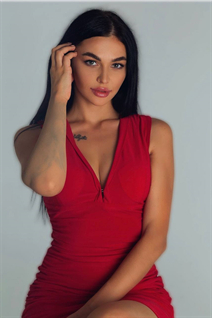 Beauté ukrainienne anastasiia de dnepr avec Noirs cheveux, âge 28