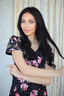 Beautiful Ukrainian girl karina from kiev with Dark Brown hair age 28