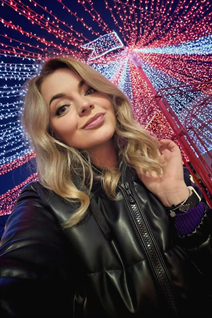 Femme parfaite anna de naples avec Blond cheveux, âge 32