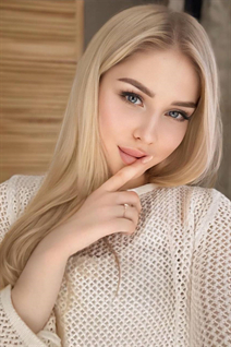 Dame d'Ukraine darya de kiev avec Blond cheveux, âge 25