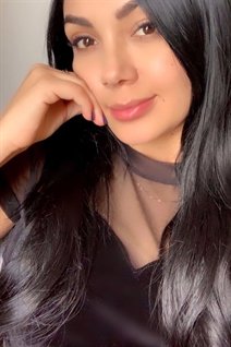 Global lady estefania from medellin with Black hair age 29