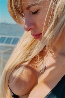 Pretty girl nathaly from los angeles with Blonde hair age 34