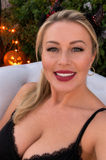 Pretty girl yulia from atlanta with Blonde hair age 53
