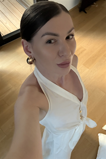 Novia de vienna lesya con pelo Negro y edad 40