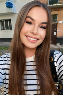 Belle femme ukrainienne khrystyna de lvov avec Chatain clairs cheveux, âge 19