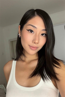 Chica ucraniana soltera bao-lin de kyiv con pelo Marrón oscuro y edad 22