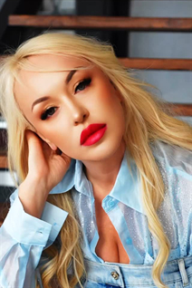 Impresionante chica ucraniana ira de kyiv con pelo Rubio y edad 46