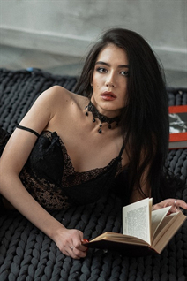 Belle fille ukrainienne alina de kiev avec Brunette cheveux, âge 21