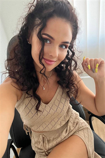 Belles femmes ukrainiennes darina de kharkov aux cheveux Noirs, age 36